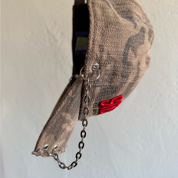 Size matters hat with removable chains and square edge